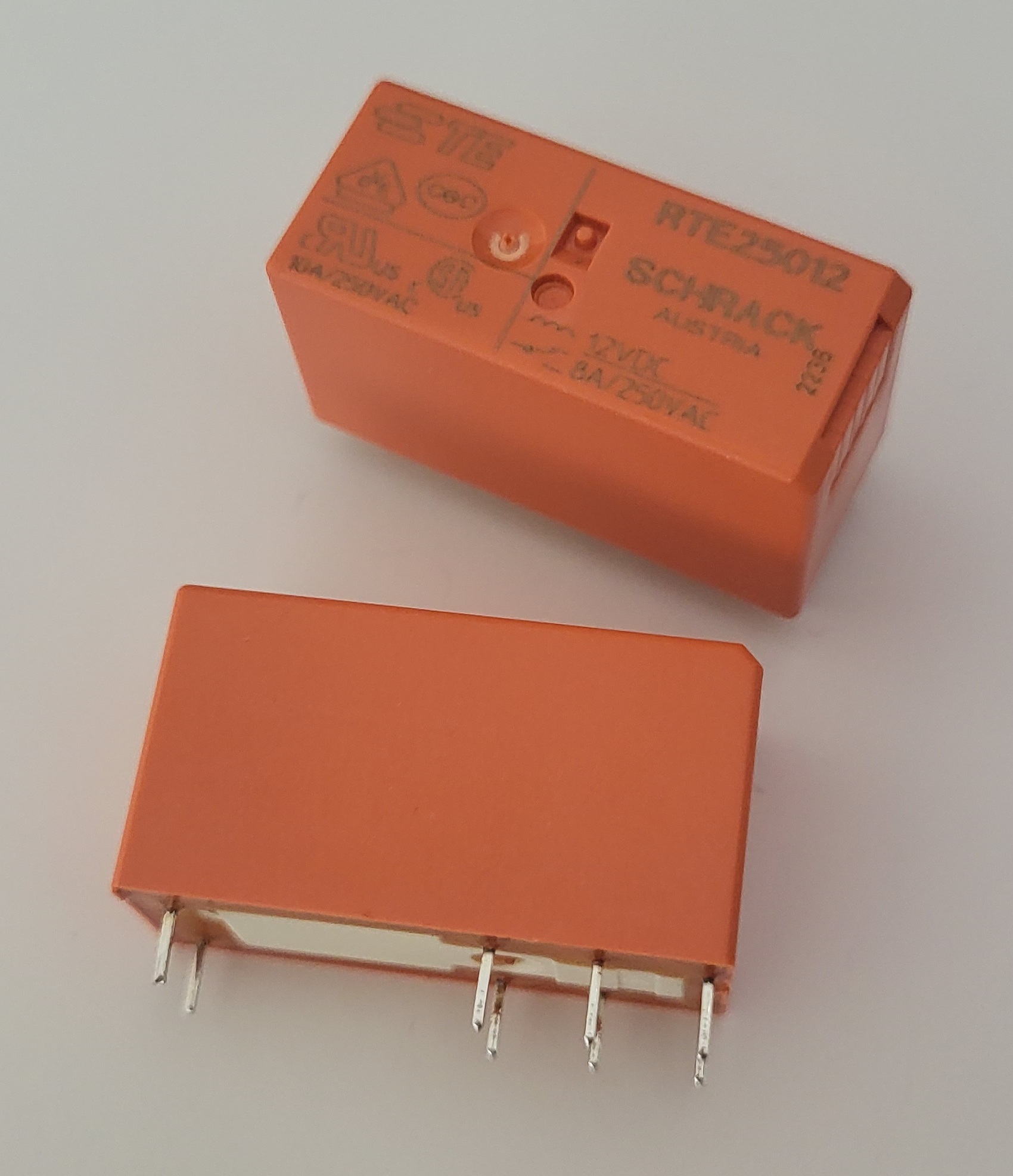 1 st relä RTE25012 (2x 8 A / 250 VAC)